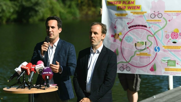 NEOS-Spitzenkandidat Christoph Wiederkehr und Manfred Kling (NEOS) bei der Vorstellung des Wahlprogramms für die Wien-Wahl an der Alten Donau (Bild: APA/HELMUT FOHRINGER)