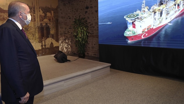Erdogan verfolgt das Auslaufen des türkischen Erdgas-Erkundungsschiffes Fatih („Eroberer“) auf seinem großen Bildschirm. (Bild: AP)