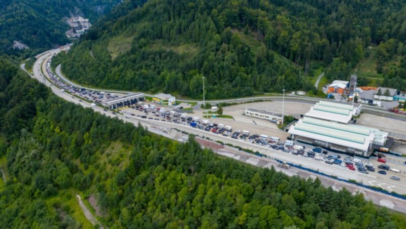 Stundenlange Wartezeiten an der slowenisch-kärntnerischen Grenze (Bild: APA/EXPA/Johann Groder)