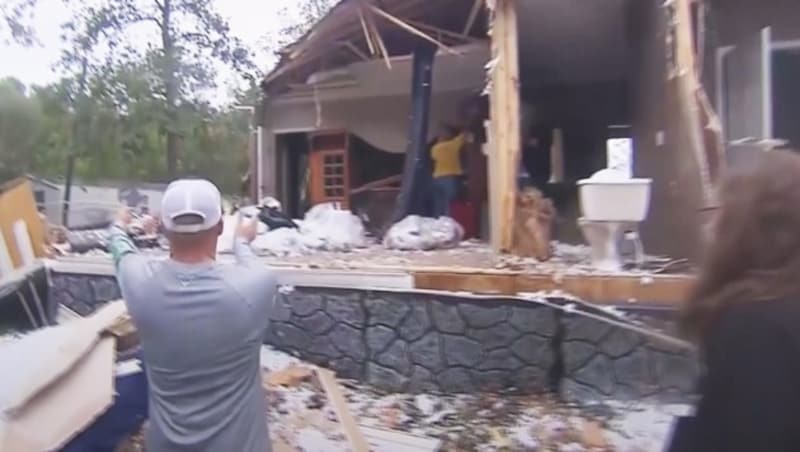 Von dem Haus der Familie ist nach dem Hurrikan nicht mehr viel über. (Bild: kameraone, Krone KREATIV)