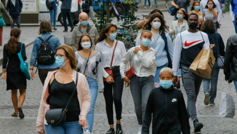 In Paris gilt nun auch im Freien eine Maskenpflicht. (Bild: AP)