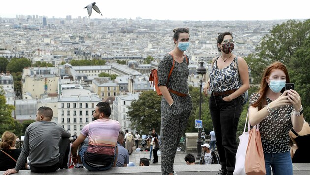 Die Zahlen in Frankreich steigen - in Paris etwa muss nun sogar im Freien Maske getragen werden. (Bild: AFP)