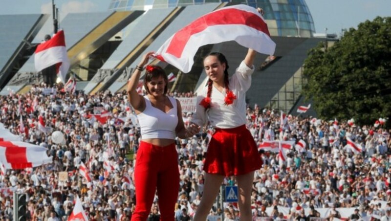 Frauen nehmen in der weißrussischen Protestbewegung eine entscheidende Rolle ein. (Bild: AP/Dmitri Lovetsky)