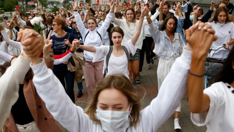 Mit der „Großen Parade der weiblichen Friedenstruppen“ startet die Frauenbewegung eine erneute Protestwelle. (Bild: AP/Sergei Grits)