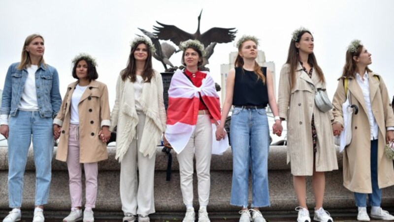 Bereits am Freitag hatten die weißrussischen Frauen eine Menschenkette in Minsk gebildet - ihr Protest richtet sich gegen Machthaber Lukaschenko. (Bild: AFP/Sergei GAPON)