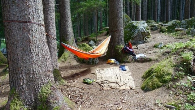 Viele „Naturliebhaber“ erweitern ihr Wohnmobil gerne um einen Schlafplatz im Wald (Bild: Tiroler Bergwacht)