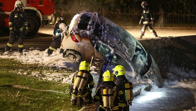 Der Pkw ging beim Unfall in Flammen auf, der Lenker konnte sich retten. (Bild: laumat.at/Matthias Lauber)