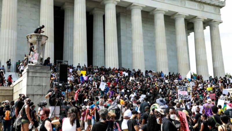 57 Jahre nach der weltberühmten Rede Martin Luther Kings demonstrierten Tausende US-Amerikaner vor dem Lincoln Memorial gegen Rassismus und Polizeigewalt. (Bild: AFP/Getty Images/Natasha Moustache)