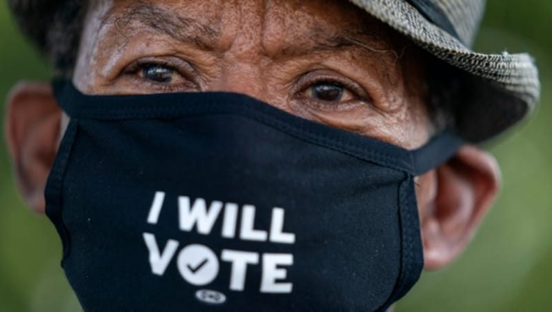 Im Zuge der Proteste wurde noch einmal dazu aufgerufen auch wirklich wählen zu gehen - nur so könne man den strukturellen Rassismus in den USA beenden, so die Aktivisten. (Bild: AP/Jacquelyn Martin)