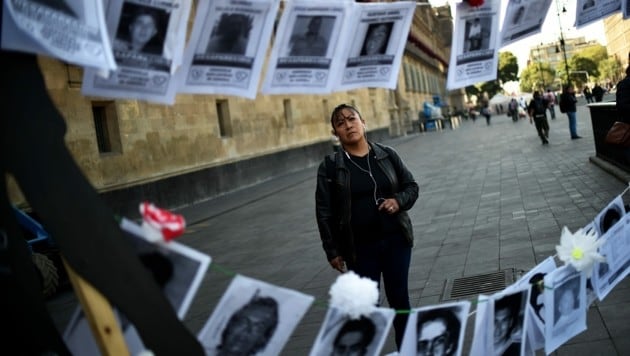 Im Rahmen des „Tags ver Vermissten“ hängen wieder Hunderte von Bildern in Mexikos Straßen - die meisten gehen wohl auf die Welle an Gewalt zurück, die durch den „Krieg gegen Drogen“ ausgelöst wurde. (Bild: AFP/RODRIGO ARANGUA)