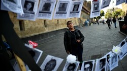Im Rahmen des „Tags ver Vermissten“ hängen wieder Hunderte von Bildern in Mexikos Straßen - die meisten gehen wohl auf die Welle an Gewalt zurück, die durch den „Krieg gegen Drogen“ ausgelöst wurde. (Bild: AFP/RODRIGO ARANGUA)