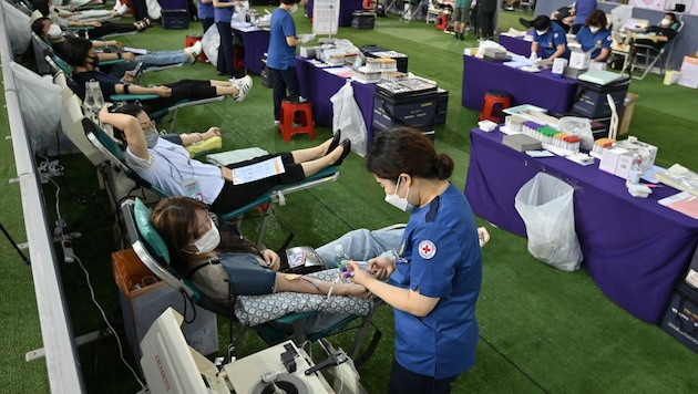 Viele Menschen in Seoul spenden Blutplasma. (Bild: Jung Yeon-je / AFP)