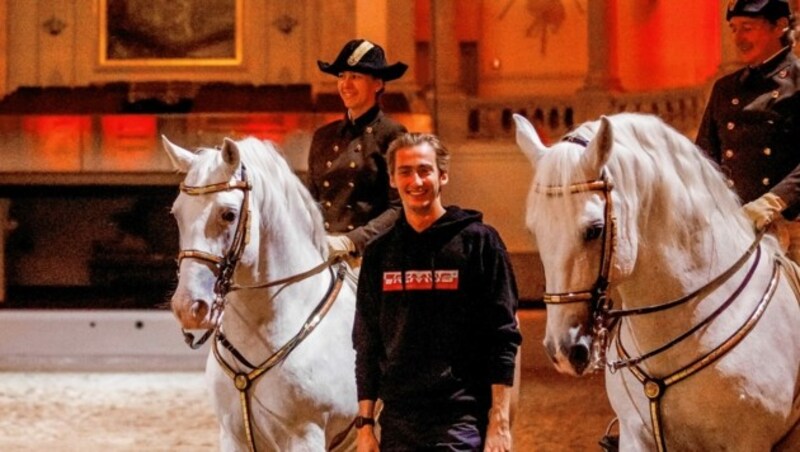 Historie und Moderne: Ferdinand Habsburg-Lothringen in der Hofreitschule zwischen unseren Lipizzanern. (Bild: Petra Kerschbaum/SRS)