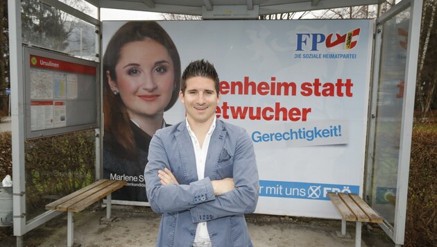 Ein Bild aus vergangen Tagen: Oliver Mitterlechner posiert vor einem FPÖ-Wahlplakat. (Bild: Tschepp Markus)