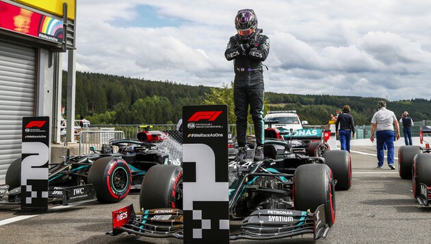 Lewis Hamilton nach dem Qualifying in Superhelden-Pose (Bild: AFP)