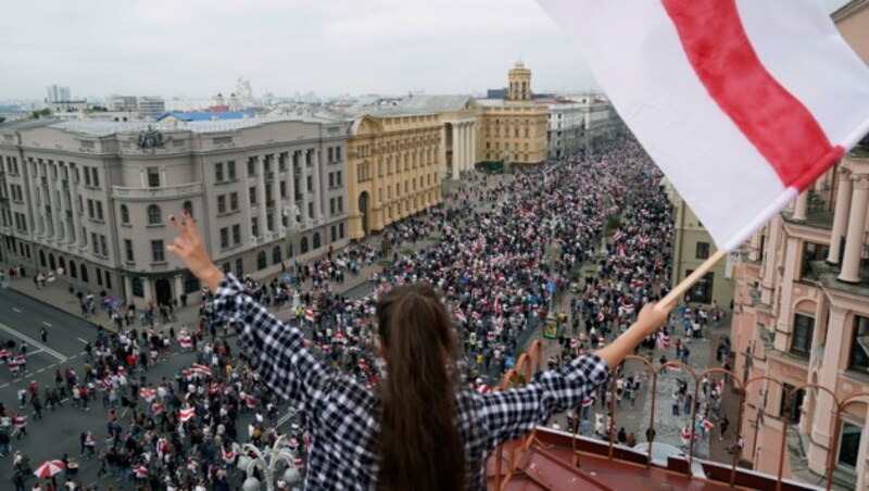 Am Samstag zog ein riesiger Protestzug der weißrussischen Frauenbewegung durch Minsk. (Bild: AP/Evgeniy Maloletka)