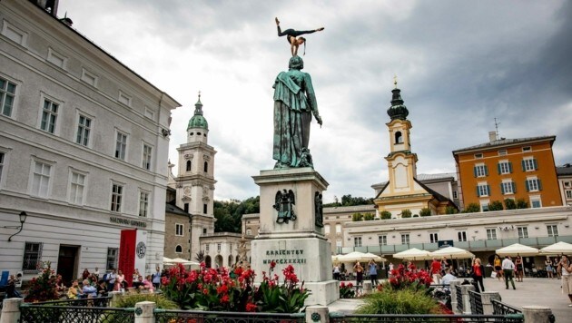 Stefanie Millinger erklomm die Mozartstatue (Bild: (c) wildbild)