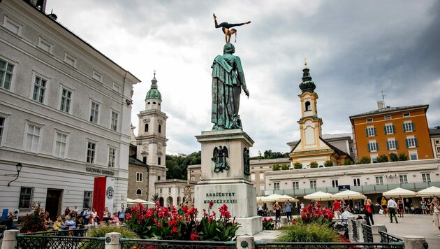 Stefanie Millinger erklomm die Mozartstatue (Bild: (c) wildbild)
