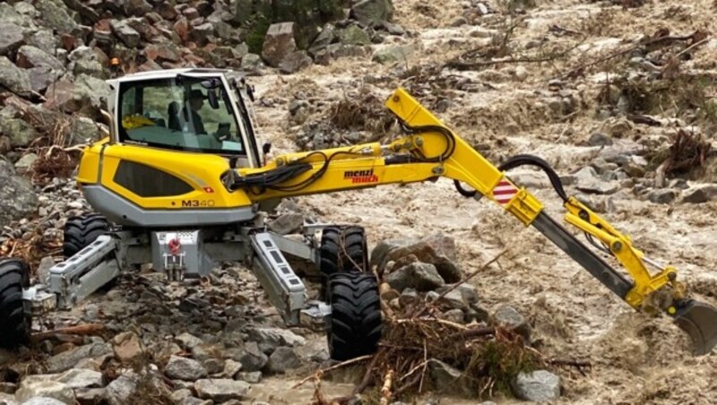 Auch die zwei Bagger vor Ort können die Überflutungen nicht stoppen. (Bild: Liebl Daniel)