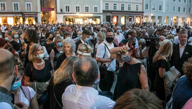 1. August: Die Besucher strömen zur Premiere des „Jedermann“. Viele von ihnen ließen abseits der Spiele Geld in der Stadt. (Bild: babiradpicture/87)