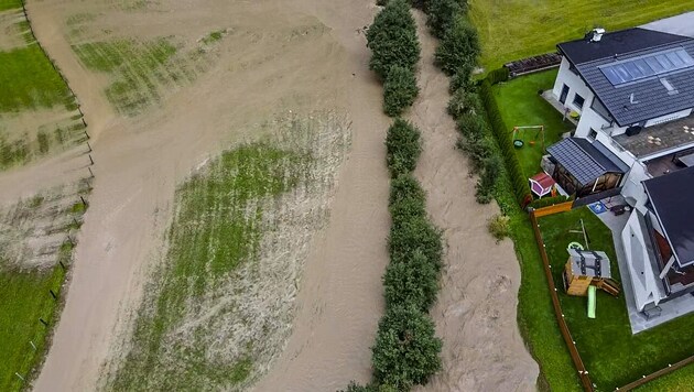 Im Valsertal: Nur wenige Zentimeter fehlten, und das Grundstück wäre überschwemmt worden. (Bild: zeitungsfoto.at)