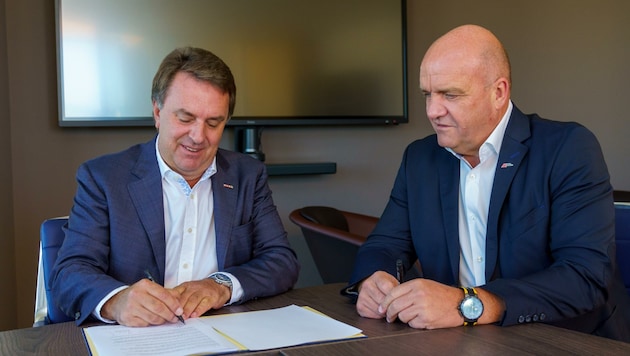 Die Sozialpartner Wolfgang Ecker (links) und Markus Wieser unterzeichneten den Pakt über Qualitätssicherung bei den Lehrabschlussprüfungen. (Bild: Josef Bollwein)