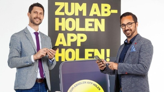 WK-Obmann Markus Freund (re.) und Gabriel Klammer präsentieren die neue App. (Bild: Die Fotografen Charly Lair Meinhardstrasse 16 6020 Innsbruck)