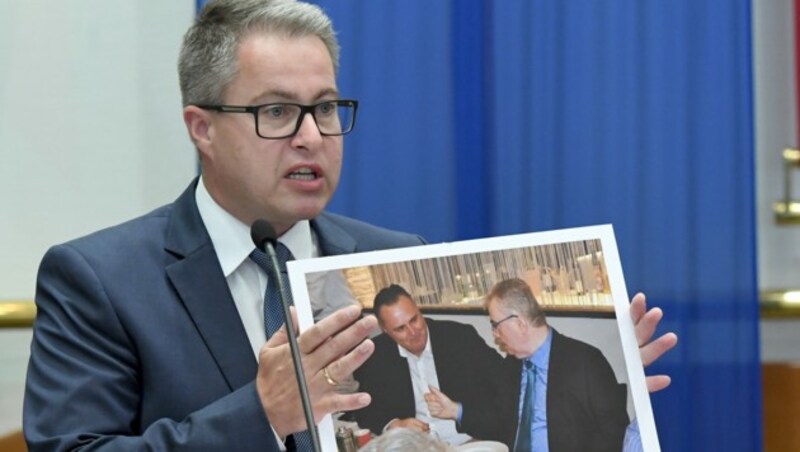 ÖVP-Klubchef Markus Ulram am Montag beim Sonderlandtag zum Mattersburger Bankskandal. (Bild: APA/ROLAND SCHLAGER)