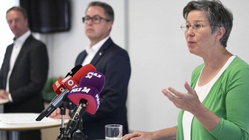 V. l.: Die burgenländischen Klubobleute Johann Tschürtz (FPÖ), Markus Ulram (ÖVP) und Regina Petrik (Grüne) bei einer Pressekonferenz zum Thema Commerzialbank-Skandal. (Bild: APA/ROBERT JAEGER)