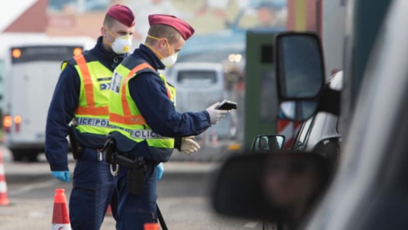 Ungarische Grenzkontrolle (Bild: APA/AFP/ALEX HALADA)