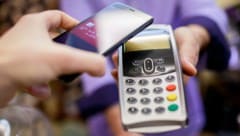 Der NFC-Chip im Smartphone macht es zur bequemen digitalen Geldbörse – allerdings eröffnet er auch Ganoven neue Möglichkeiten. (Bild: Sergey)