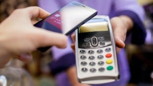 Der NFC-Chip im Smartphone macht es zur bequemen digitalen Geldbörse – allerdings eröffnet er auch Ganoven neue Möglichkeiten. (Bild: Sergey)