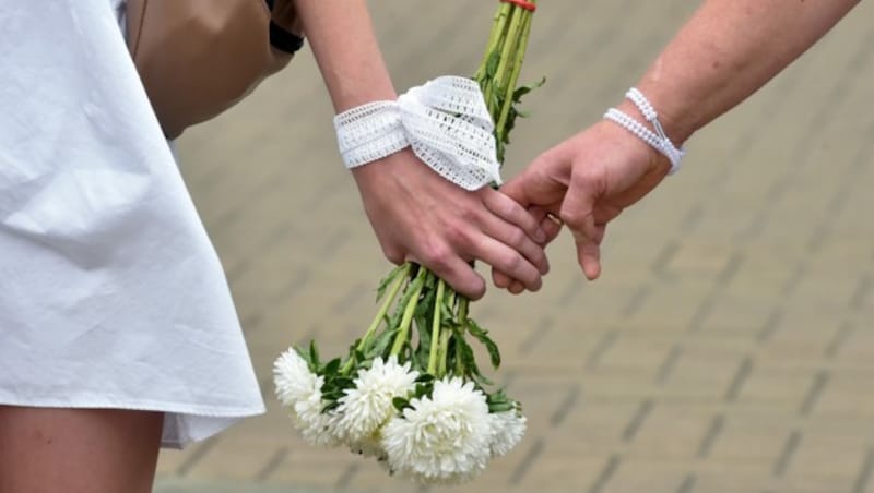 Die Frauen Weißrusslands reichen sich die Hände und bilden Ketten gegen die prügelnde Polizei. (Bild: APA/AFP/Sergei GAPON)