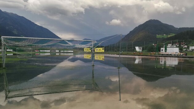 Der Fußballplatz steht unter Wasser. (Bild: SVG)