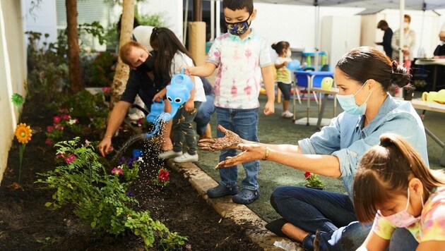 Herzogin Meghan und Prinz Harry halfen Vorschulkindern eines Lernzentrums in Los Angeles beim Blumenpflanzen. (Bild: twitter.com/TheLeague_LA/Matt Sayles)