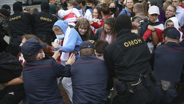 Bei Studentenprotesten in Weißrussland sollen nach Angaben von Aktivisten bis zu 80 Personen festgenommen worden sein. (Bild: AP)