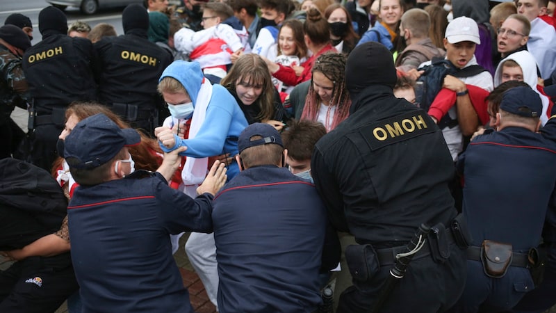 Der Ausgang der Präsidentenwahl vom 9. August 2020 mit der Bestätigung Lukaschenkos im Amt hatte zu Massenprotesten geführt. (Bild: AP)