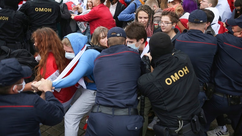 Der Ausgang der Präsidentenwahl vom 9. August 2020 mit der Bestätigung Lukaschenkos im Amt hatte zu Massenprotesten geführt. (Bild: AP)