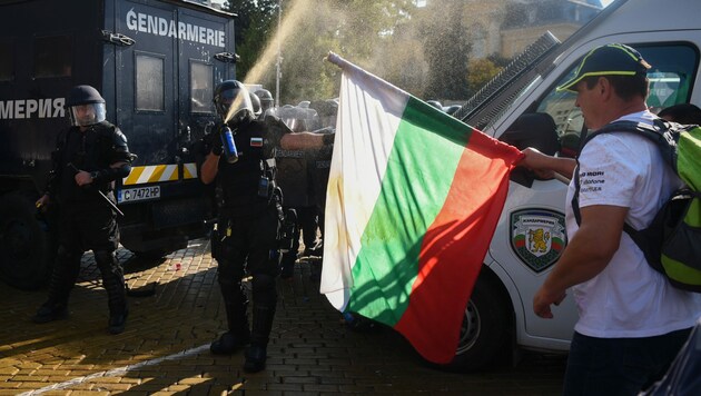 Bei den Protesten gegen die Regierung in Sofia setzte die Polizei auch Pfefferspray gegen die Demonstranten ein. (Bild: AFP)