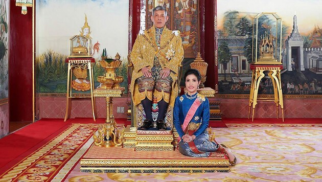 Der Thai-König verlieh seiner offiziellen Geliebten alle königlichen und militärischen Titel, nachdem er sie im vergangenen Herbst verstoßen hatte. (Bild: AP)