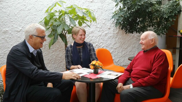 Ehrenpräsident Christoph Wötzer (li.) und Präsidentin Karoline Knittel freuen sich über Monsignore Helmut Gatterer, den neuen geistlichen Beirat der Vinzenzgemeinschaften Tirol. (Bild: Birbaumer Christof)