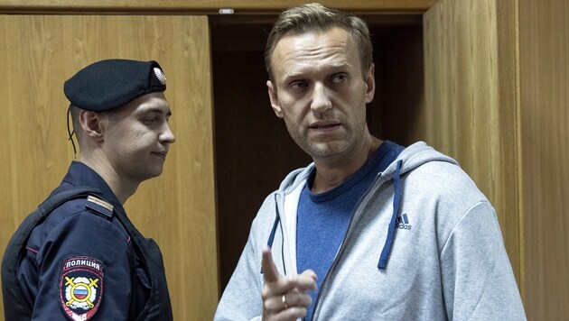 Nawalny in einem Moskauer Gerichtssaal (Archivbild 2018) (Bild: ASSOCIATED PRESS)