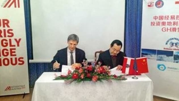 Ein Bild aus besseren Zeiten: Gernot Leitner und Gaißau-Investor Zhonghui Wang bei der Vertragsunterzeichnung. (Bild: Honorar)