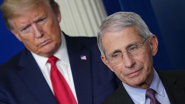 Anthony Fauci (r.) berät seit dem Kabinett Ronald Reagans sämtliche US-Regierungen. Die derzeitige Corona-Entwicklung bereitet ihm große Sorgen. (Bild: AFP/MANDEL NGAN)