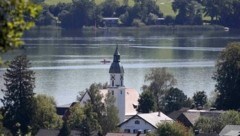 Die Wasserrettung holte den Mann aus sechs Metern Tiefe hervor und reanimierte. Er dürfte gestorben sein. (Bild: ANDREAS TROESTER)