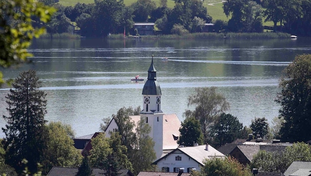 Die Wasserrettung holte den Mann aus sechs Metern Tiefe hervor und reanimierte. Er dürfte gestorben sein. (Bild: ANDREAS TROESTER)