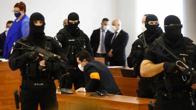 Marian Kocner wurde vor der Urteilsverkündung von bewaffneten Spezialkräften der Polizei bewacht. (Bild: AP)