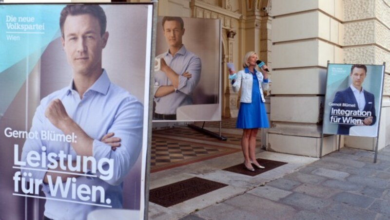 Die Wiener Landesgeschäftsführerin Bernadett Arnoldner bei der Präsentation der Wahlplakate der ÖVP (Bild: APA/HERBERT PFARRHOFER)