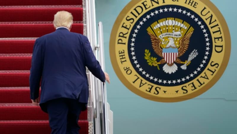 Immer mehr Parteikollegen kehren Donald Trump den Rücken. (Bild: AP)