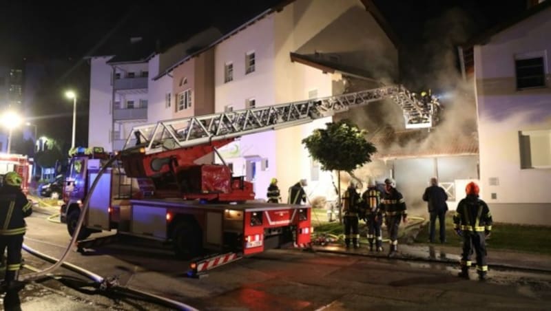 Der Brand einer Müllinsel in Kirchdorf griff auf zwei Gebäude über, zwei Menschen erlitten dabei Rauchgasvergiftungen. (Bild: Matthias Lauber)